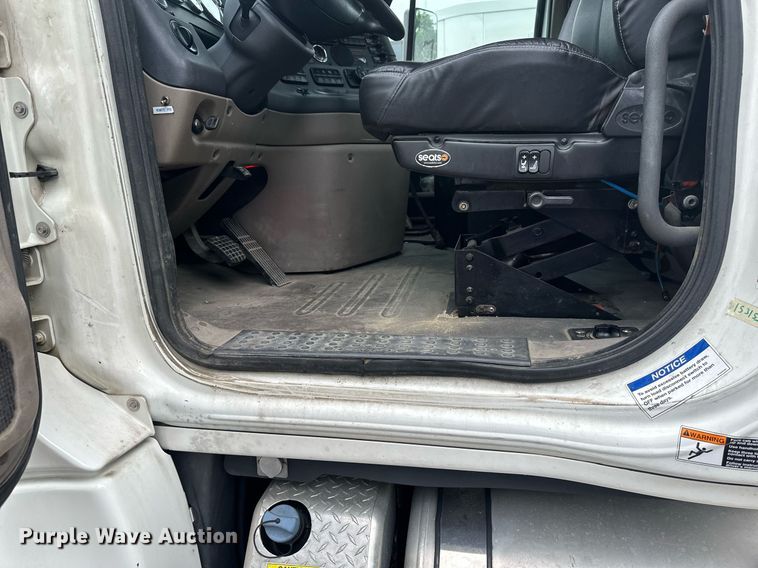 image for item EB2701 2015 Freightliner Cascadia 125 semi truck