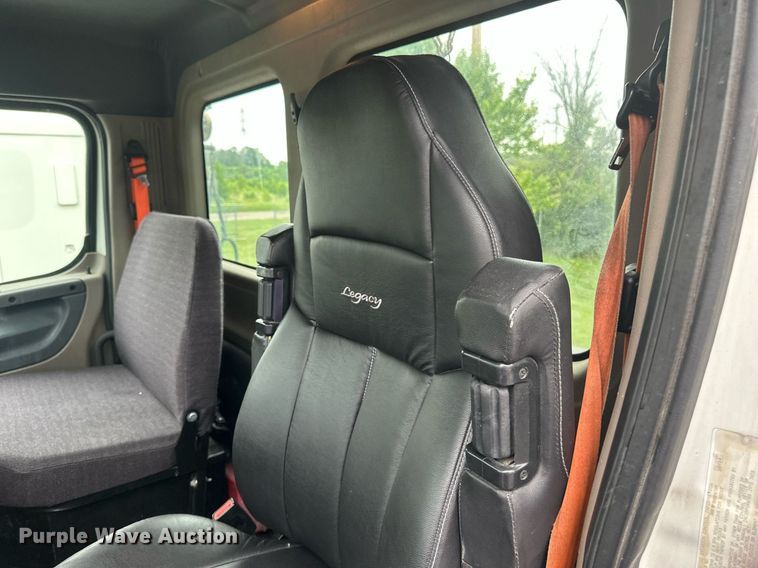 image for item EB2701 2015 Freightliner Cascadia 125 semi truck