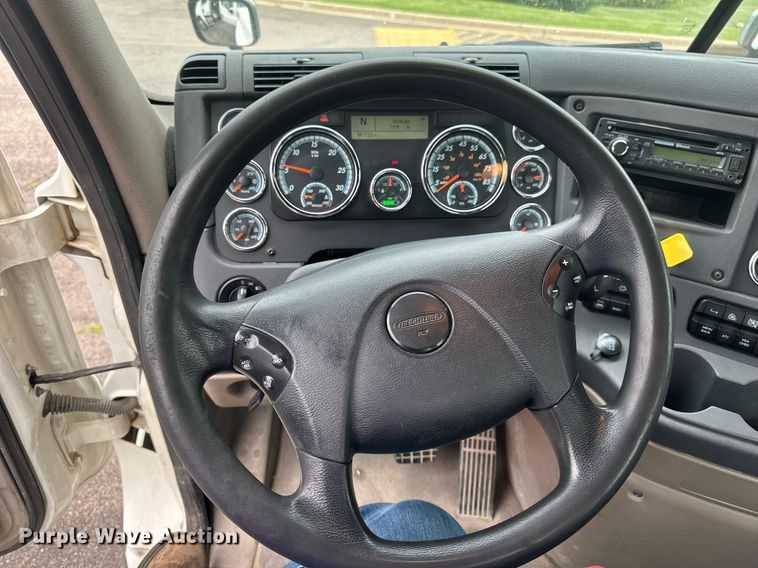 image for item EB2701 2015 Freightliner Cascadia 125 semi truck