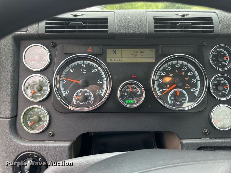 image for item EB2701 2015 Freightliner Cascadia 125 semi truck