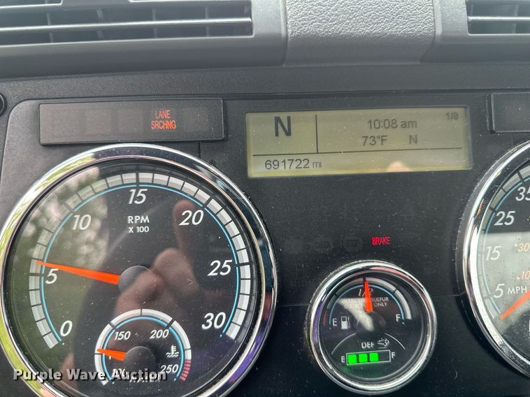 image for item EB2701 2015 Freightliner Cascadia 125 semi truck