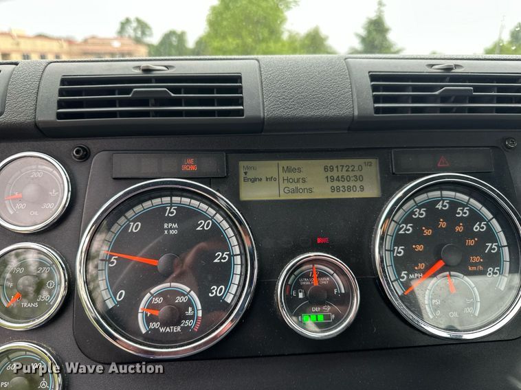 image for item EB2701 2015 Freightliner Cascadia 125 semi truck