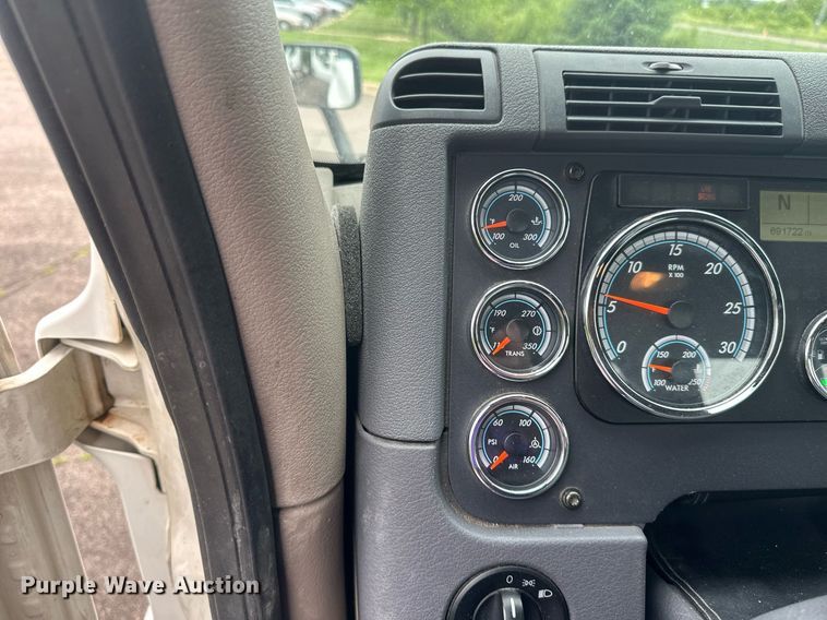 image for item EB2701 2015 Freightliner Cascadia 125 semi truck