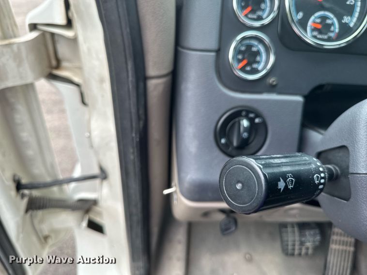 image for item EB2701 2015 Freightliner Cascadia 125 semi truck