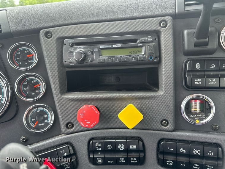 image for item EB2701 2015 Freightliner Cascadia 125 semi truck