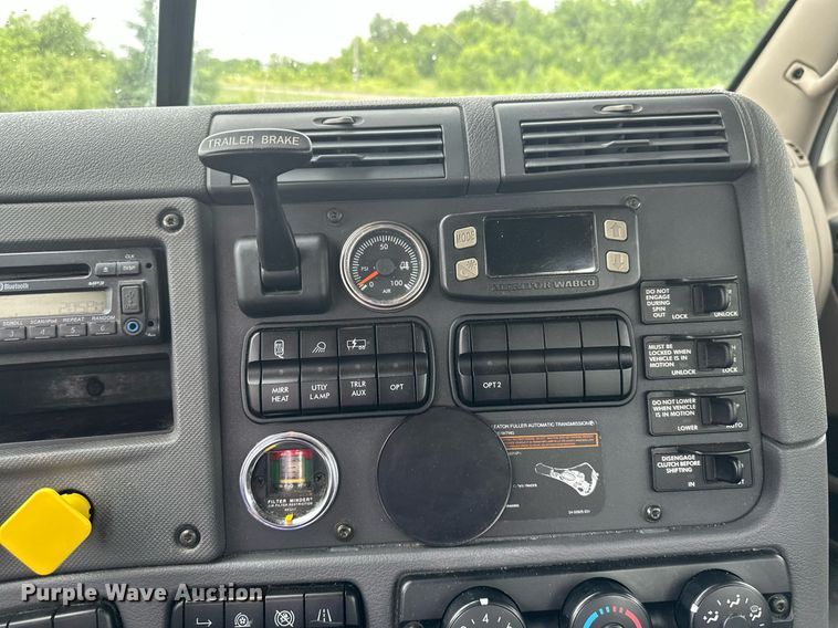 image for item EB2701 2015 Freightliner Cascadia 125 semi truck