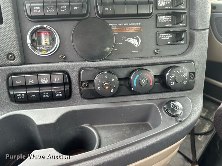 image for item EB2701 2015 Freightliner Cascadia 125 semi truck