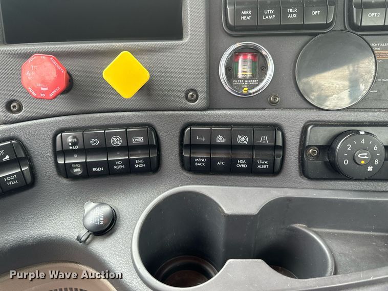 image for item EB2701 2015 Freightliner Cascadia 125 semi truck