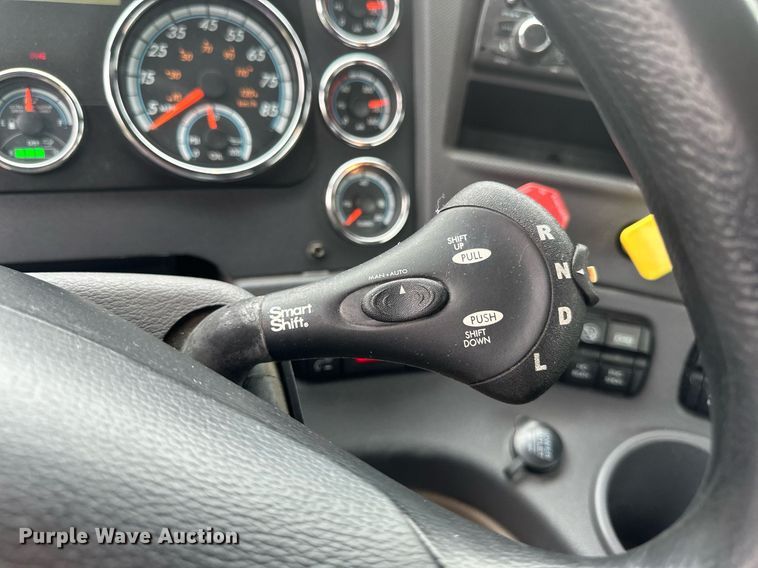 image for item EB2701 2015 Freightliner Cascadia 125 semi truck