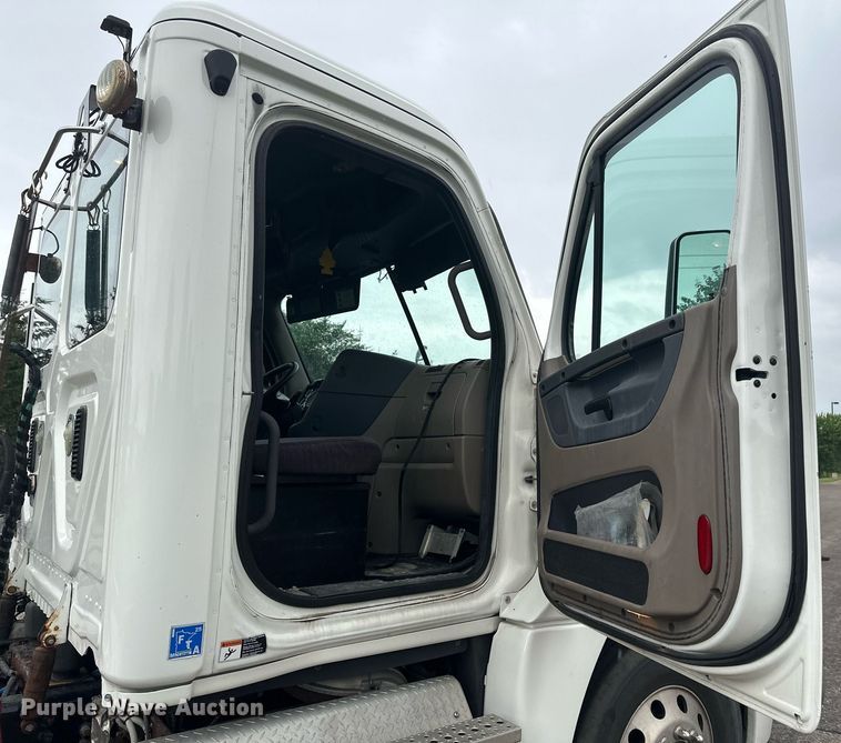 image for item EB2701 2015 Freightliner Cascadia 125 semi truck