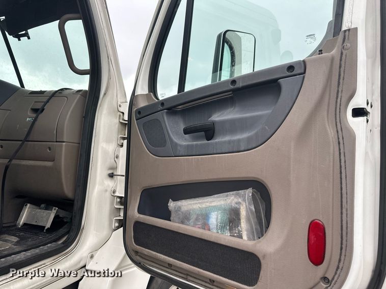 image for item EB2701 2015 Freightliner Cascadia 125 semi truck