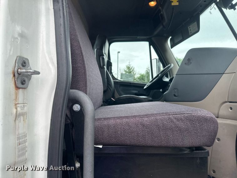 image for item EB2701 2015 Freightliner Cascadia 125 semi truck