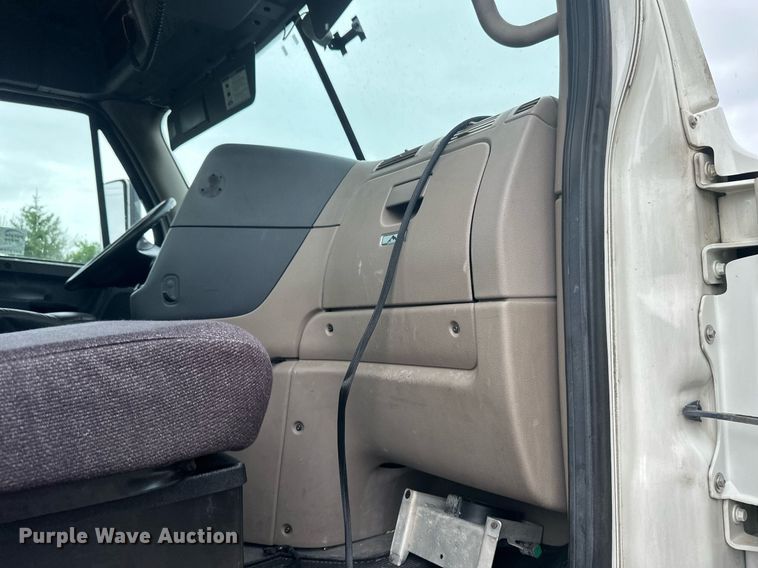 image for item EB2701 2015 Freightliner Cascadia 125 semi truck