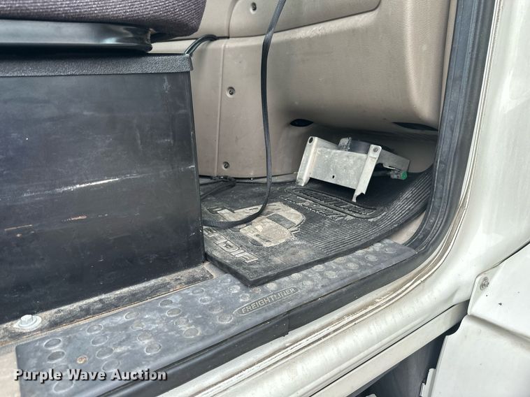 image for item EB2701 2015 Freightliner Cascadia 125 semi truck