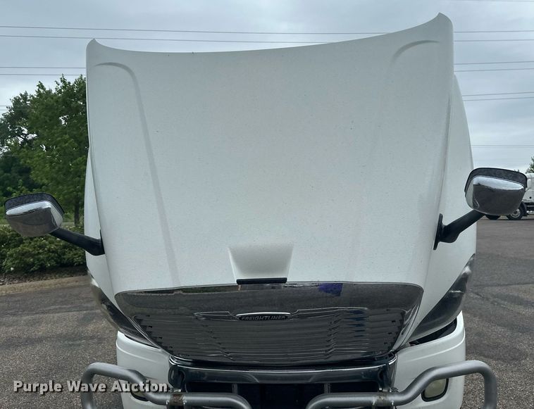 image for item EB2701 2015 Freightliner Cascadia 125 semi truck