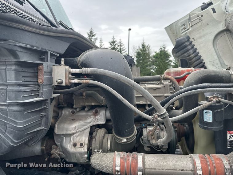 image for item EB2701 2015 Freightliner Cascadia 125 semi truck