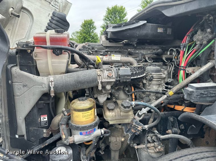 image for item EB2701 2015 Freightliner Cascadia 125 semi truck