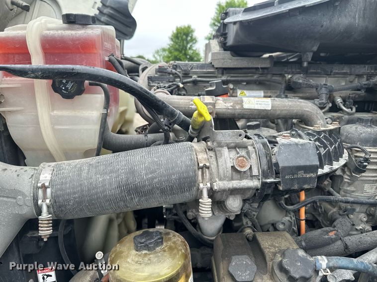 image for item EB2701 2015 Freightliner Cascadia 125 semi truck