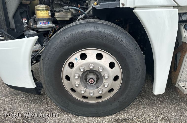 image for item EB2701 2015 Freightliner Cascadia 125 semi truck