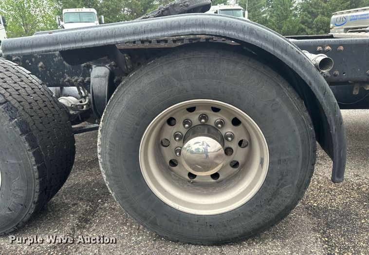 image for item EB2701 2015 Freightliner Cascadia 125 semi truck