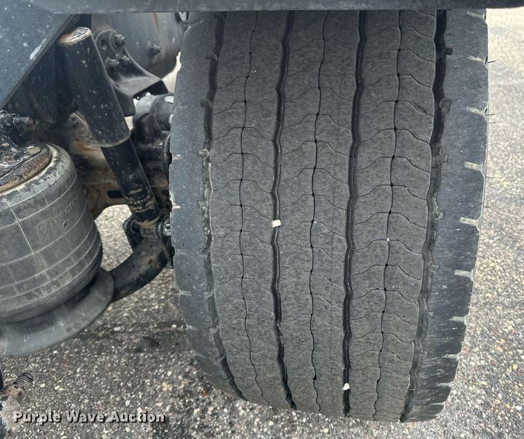 image for item EB2701 2015 Freightliner Cascadia 125 semi truck