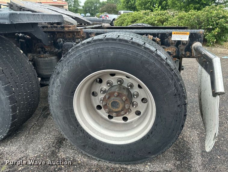 image for item EB2701 2015 Freightliner Cascadia 125 semi truck