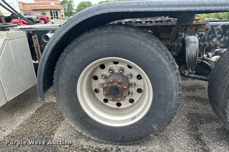 image for item EB2701 2015 Freightliner Cascadia 125 semi truck