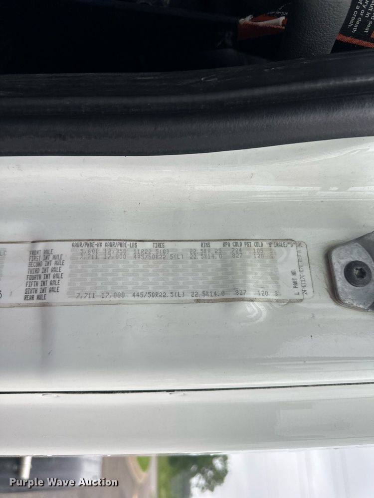 image for item EB2701 2015 Freightliner Cascadia 125 semi truck