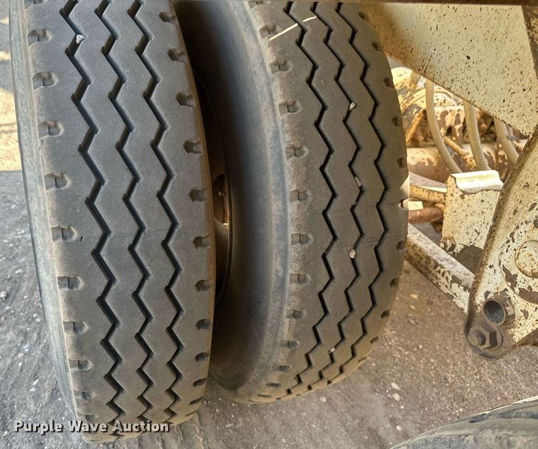 image for item EB2727 2012 Manac LBD42 bottom dump trailer