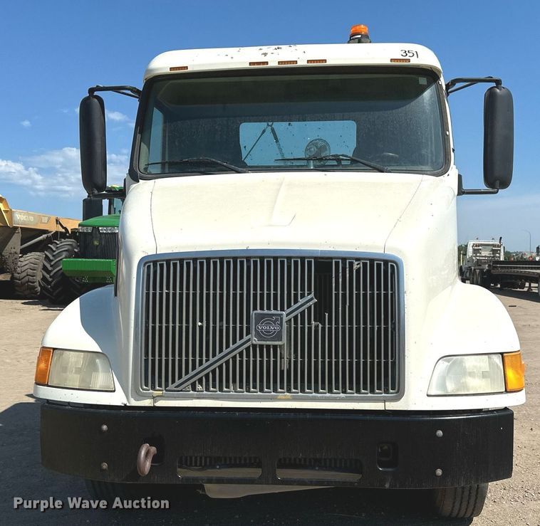 image for item EB2730 1999 Volvo VN semi truck