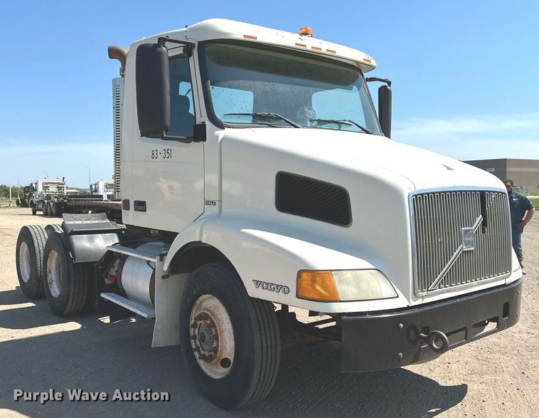 image for item EB2730 1999 Volvo VN semi truck