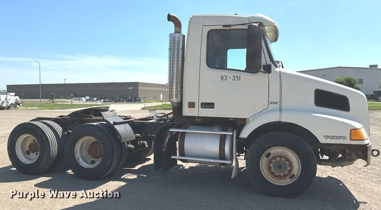 image for item EB2730 1999 Volvo VN semi truck