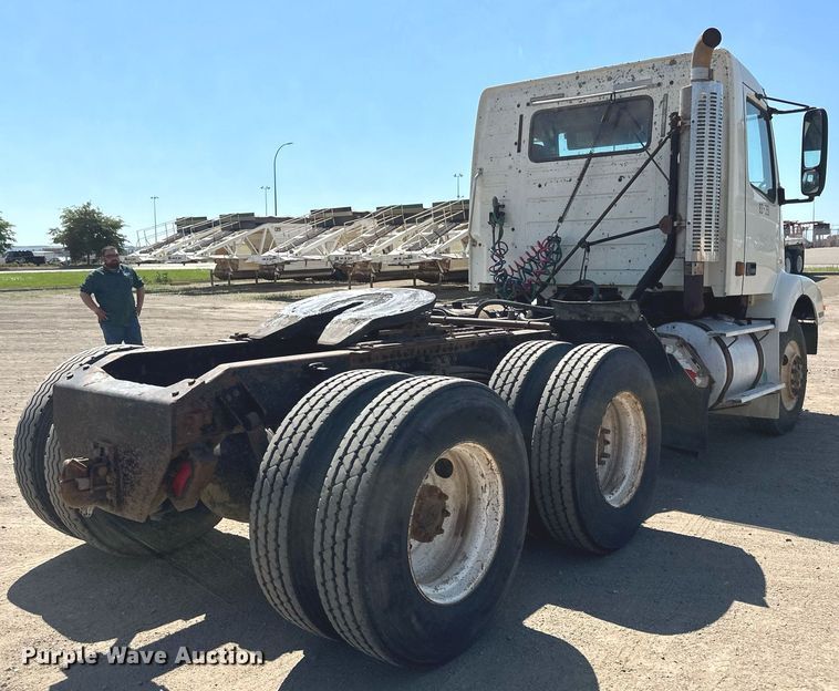 image for item EB2730 1999 Volvo VN semi truck