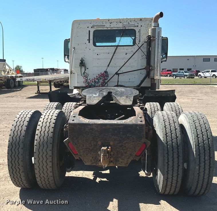 image for item EB2730 1999 Volvo VN semi truck