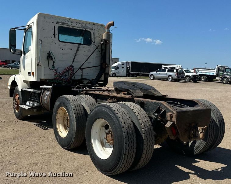 image for item EB2730 1999 Volvo VN semi truck