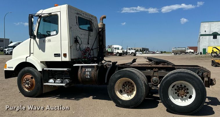 image for item EB2730 1999 Volvo VN semi truck