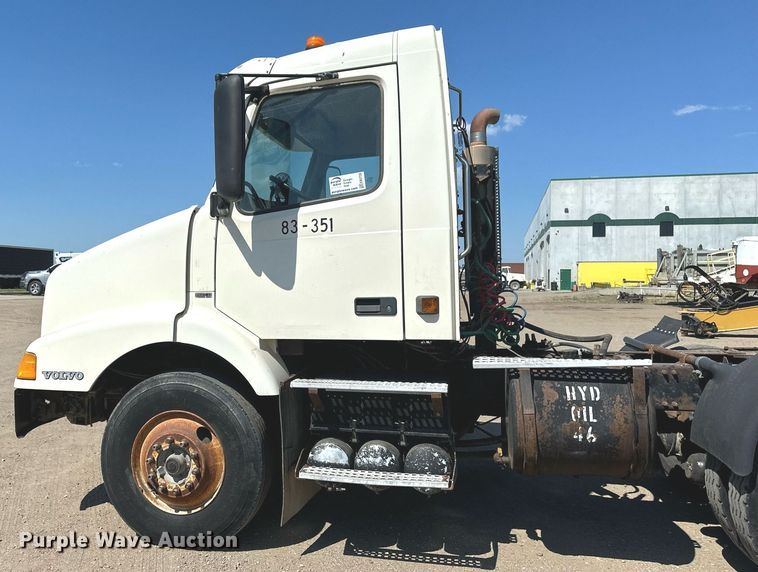 image for item EB2730 1999 Volvo VN semi truck