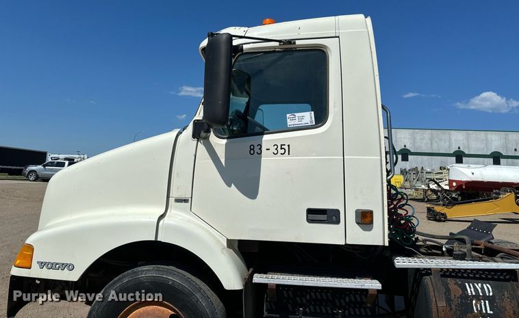 image for item EB2730 1999 Volvo VN semi truck