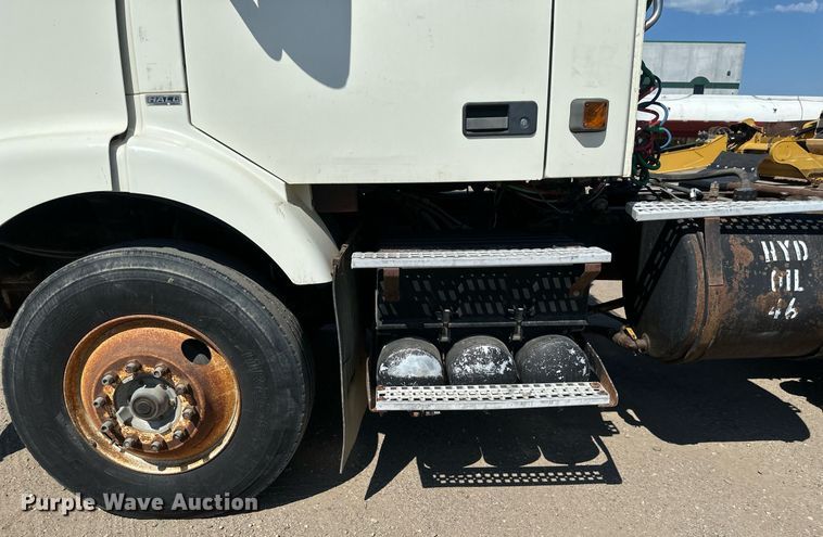 image for item EB2730 1999 Volvo VN semi truck