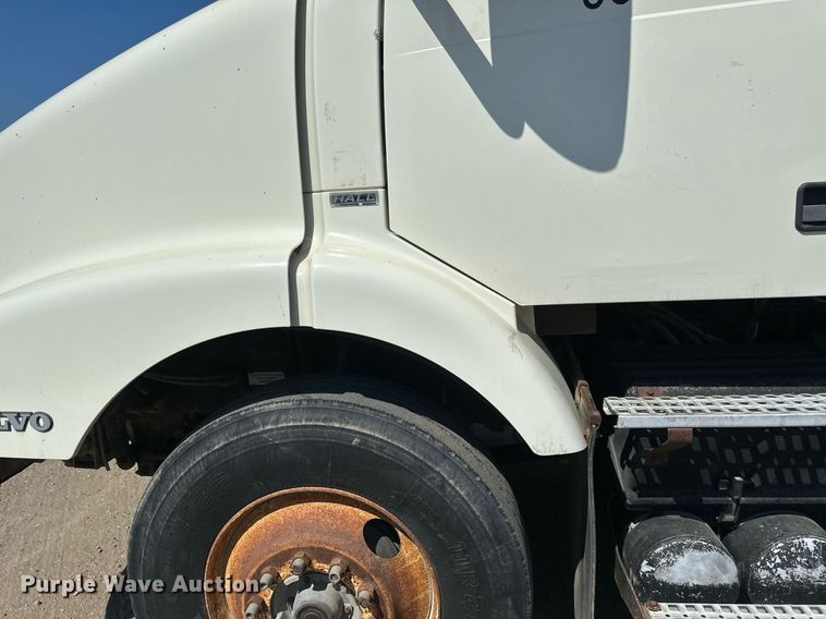 image for item EB2730 1999 Volvo VN semi truck