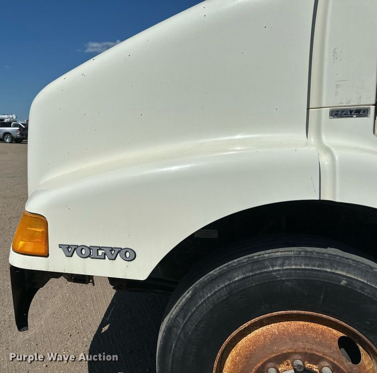 image for item EB2730 1999 Volvo VN semi truck