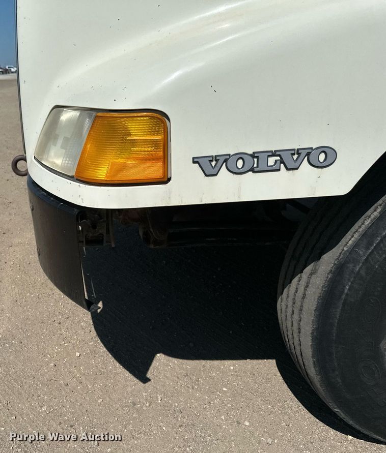 image for item EB2730 1999 Volvo VN semi truck