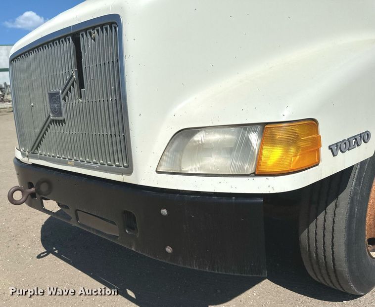 image for item EB2730 1999 Volvo VN semi truck