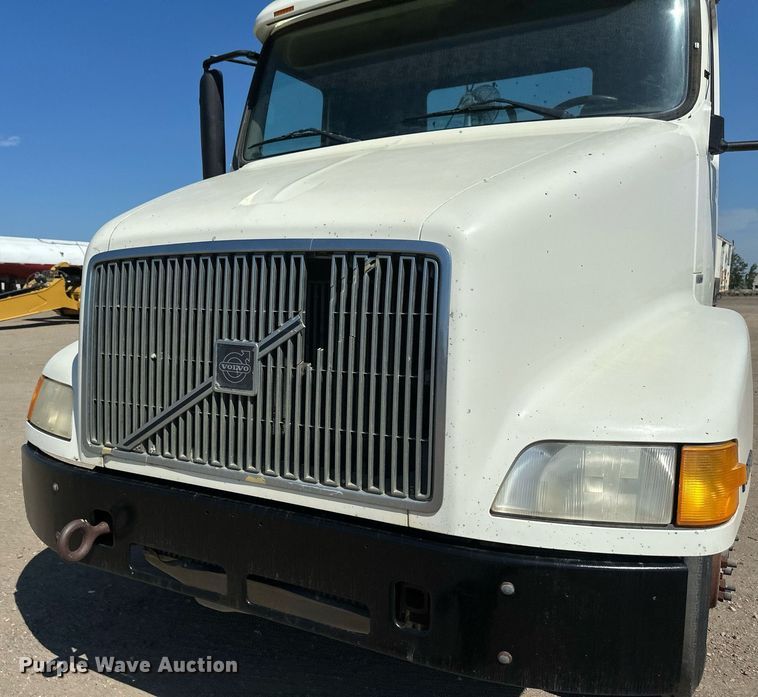 image for item EB2730 1999 Volvo VN semi truck