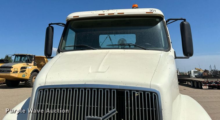 image for item EB2730 1999 Volvo VN semi truck