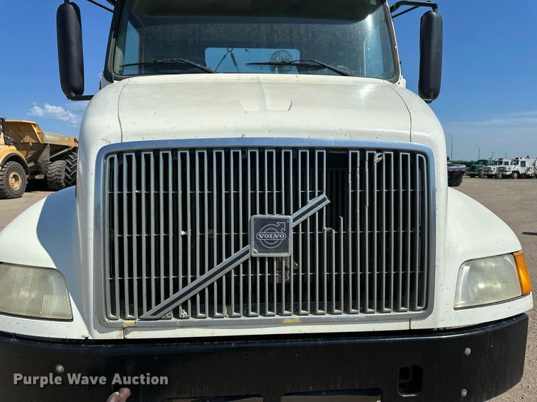 image for item EB2730 1999 Volvo VN semi truck