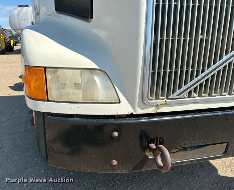 image for item EB2730 1999 Volvo VN semi truck