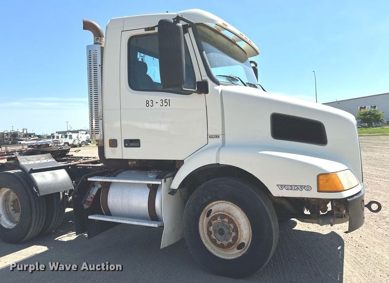 image for item EB2730 1999 Volvo VN semi truck