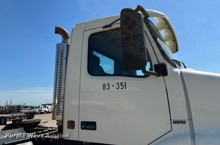 image for item EB2730 1999 Volvo VN semi truck