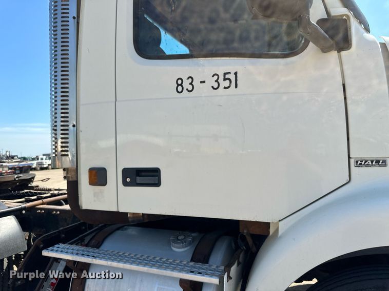 image for item EB2730 1999 Volvo VN semi truck